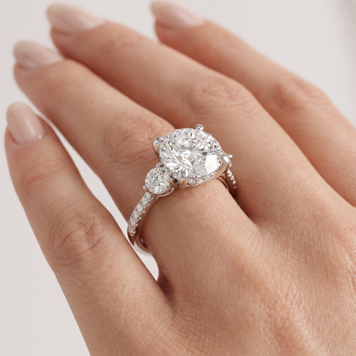 _lifestyle_image@SKU:R1943-NADR0300000PL #metal_platinum+origin_lab-grown+quality_ef-vs2+