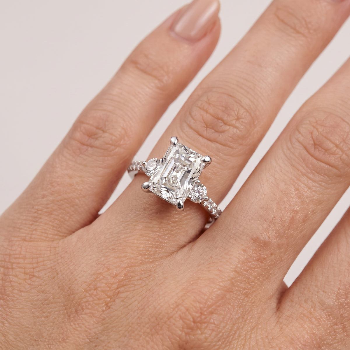 _lifestyle_image@SKU:R1943-NADT02000004W #metal_14k-white-gold+origin_lab-grown+quality_ef-vs2+