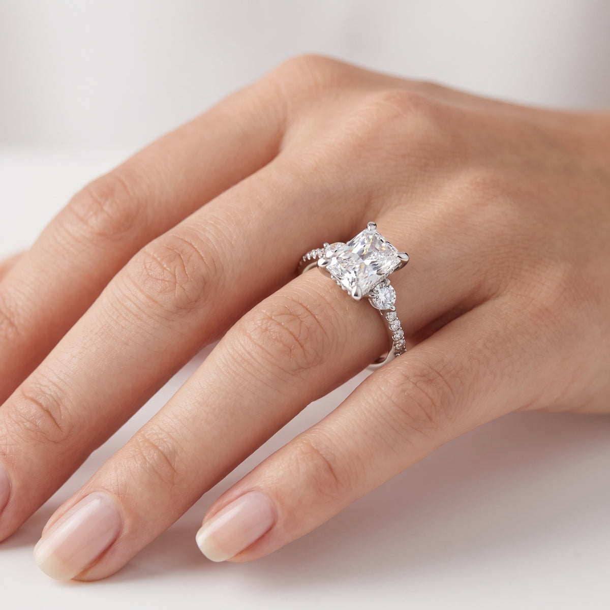 _lifestyle_image@SKU:R1943-NADT0200000PL #metal_platinum+origin_lab-grown+quality_ef-vs2+