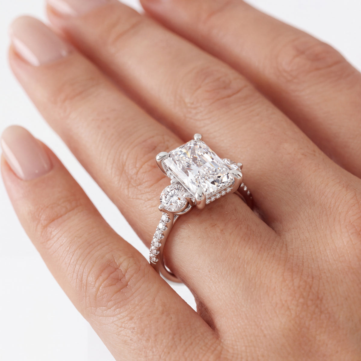 _lifestyle_image@SKU:R1943-NADT03000004W #metal_14k-white-gold+origin_lab-grown+quality_ef-vs2+