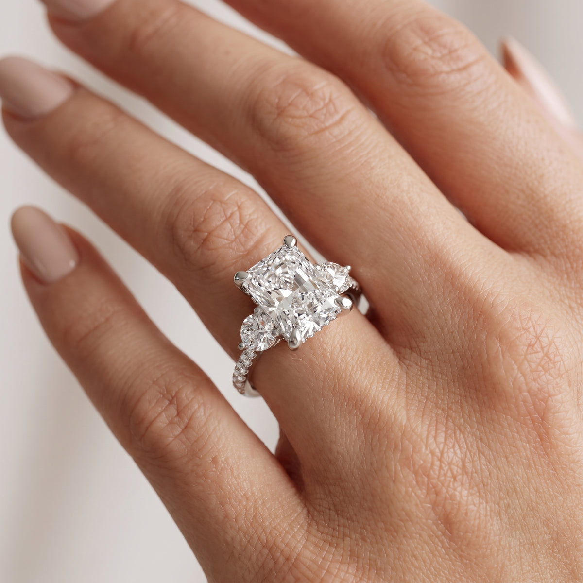 _lifestyle_image@SKU:R1943-NADT0300000PL #metal_platinum+origin_lab-grown+quality_ef-vs2+