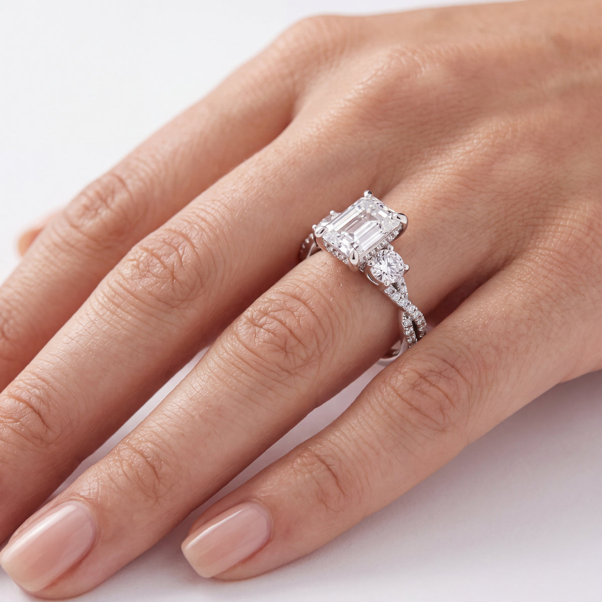 _lifestyle_image@SKU:R1948-LADE02000004W #metal_10k-white-gold+origin_lab-grown+quality_g-si