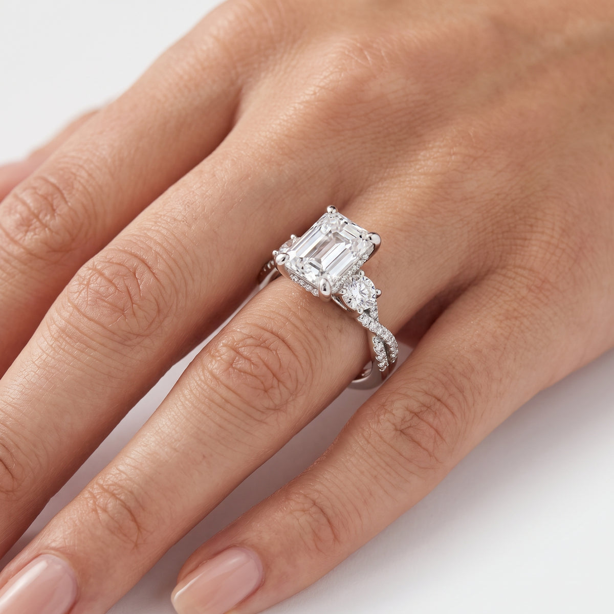 _lifestyle_image@SKU:R1948-LADE03000004W #metal_10k-white-gold+origin_lab-grown+quality_g-si