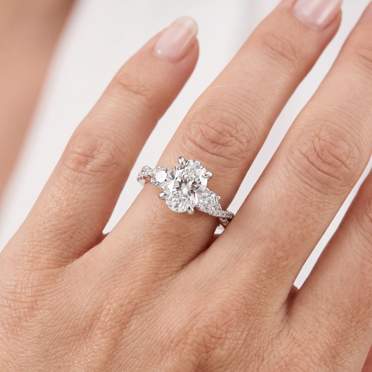 _lifestyle_image@SKU:R1948-LADO02000004W #metal_10k-white-gold+origin_lab-grown+quality_g-si