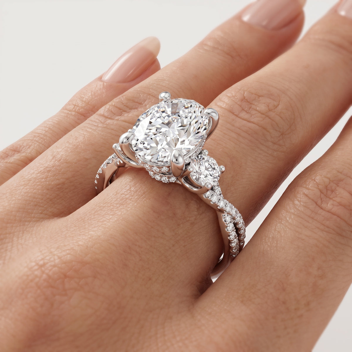_lifestyle_image@SKU:R1948-LADO03000004W #metal_10k-white-gold+origin_lab-grown+quality_g-si