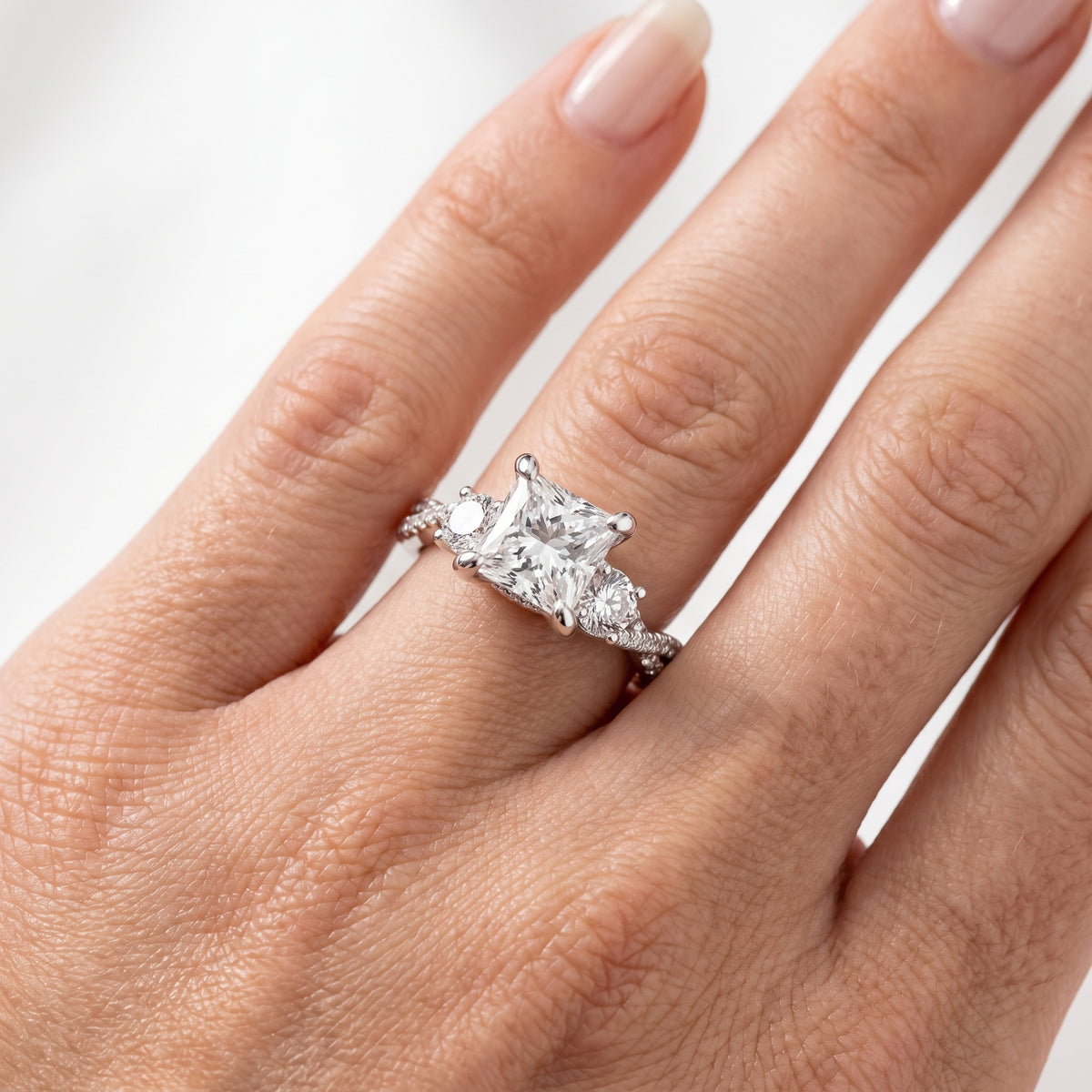 _lifestyle_image@SKU:R1948-LADP02000004W #metal_10k-white-gold+origin_lab-grown+quality_g-si