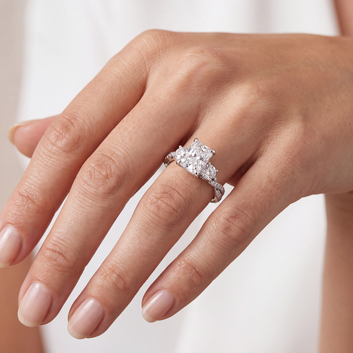 _lifestyle_image@SKU:R1948-LADT02000004W #metal_10k-white-gold+origin_lab-grown+quality_g-si