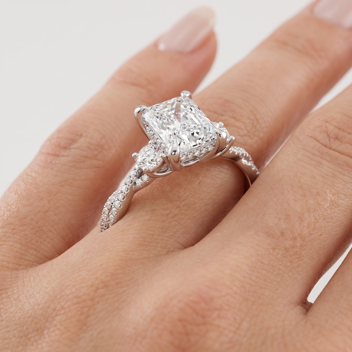 _lifestyle_image@SKU:R1948-LGDT03000004W #metal_14k-white-gold+origin_lab-grown+quality_ef-vs2+