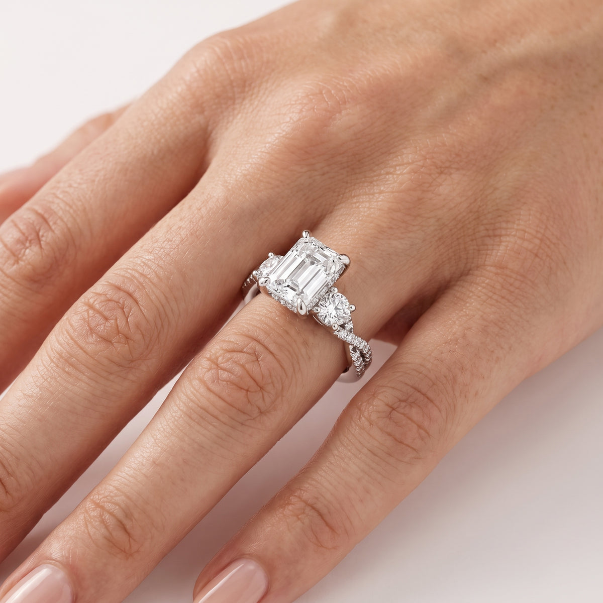_lifestyle_image@SKU:R1948-LGDE0200000PL #metal_platinum+origin_lab-grown+quality_ef-vs2+