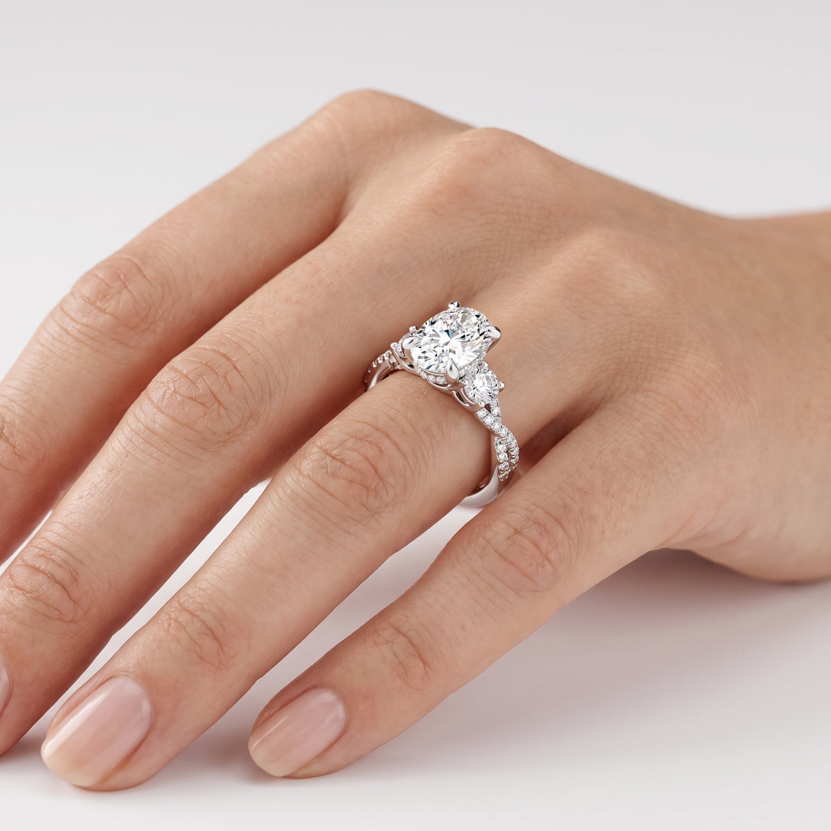 _lifestyle_image@SKU:R1948-LGDO02000004W #metal_14k-white-gold+origin_lab-grown+quality_ef-vs2+