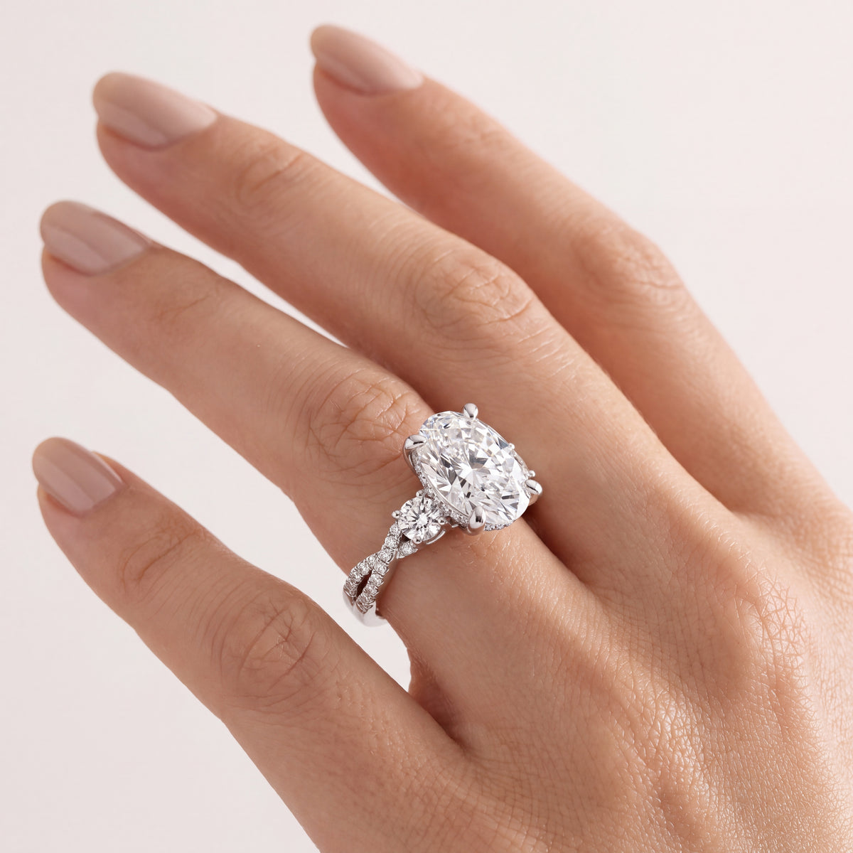 _lifestyle_image@SKU:R1948-LGDO03000004W #metal_14k-white-gold+origin_lab-grown+quality_ef-vs2+