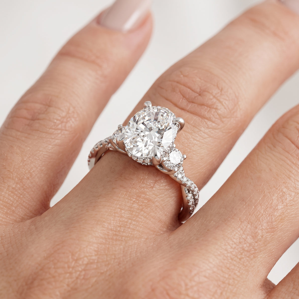 _lifestyle_image@SKU:R1948-LGDO0300000PL #metal_platinum+origin_lab-grown+quality_ef-vs2+