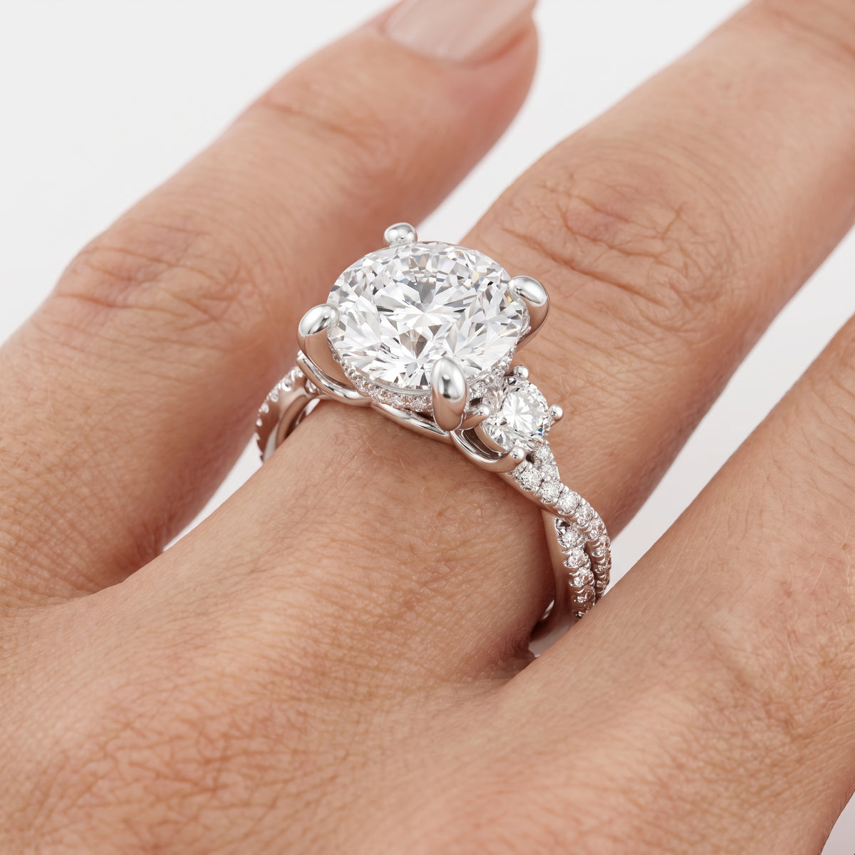 _lifestyle_image@SKU:R1948-LGDR03000004W #metal_14k-white-gold+origin_lab-grown+quality_ef-vs2+