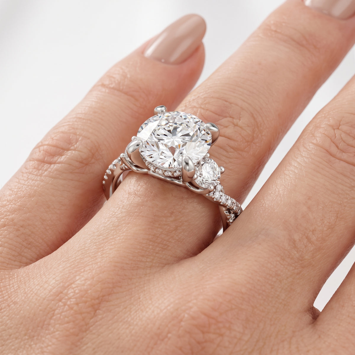 _lifestyle_image@SKU:R1948-LGDR0300000PL #metal_platinum+origin_lab-grown+quality_ef-vs2+