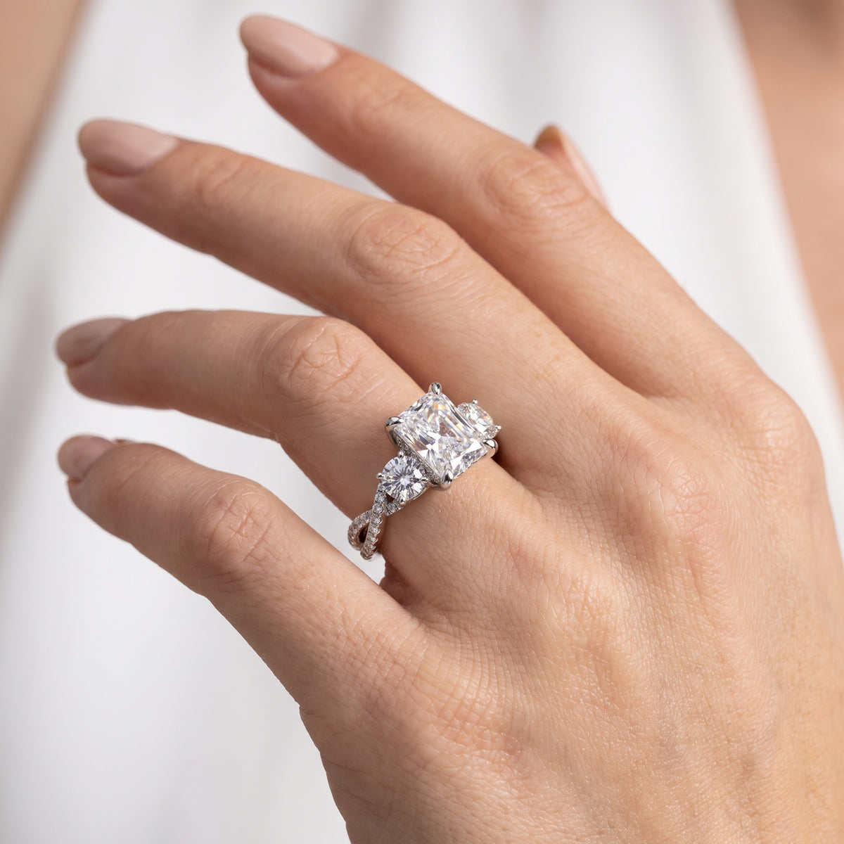 _lifestyle_image@SKU:R1948-LGDT0200000PL #metal_platinum+origin_lab-grown+quality_ef-vs2+