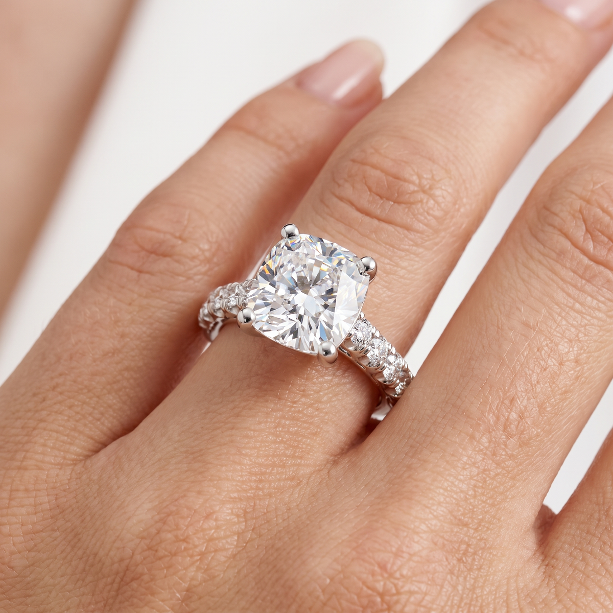 _lifestyle_image@SKU:R2434-LADC00400004W #metal_10k-white-gold+origin_lab-grown+quality_g-si