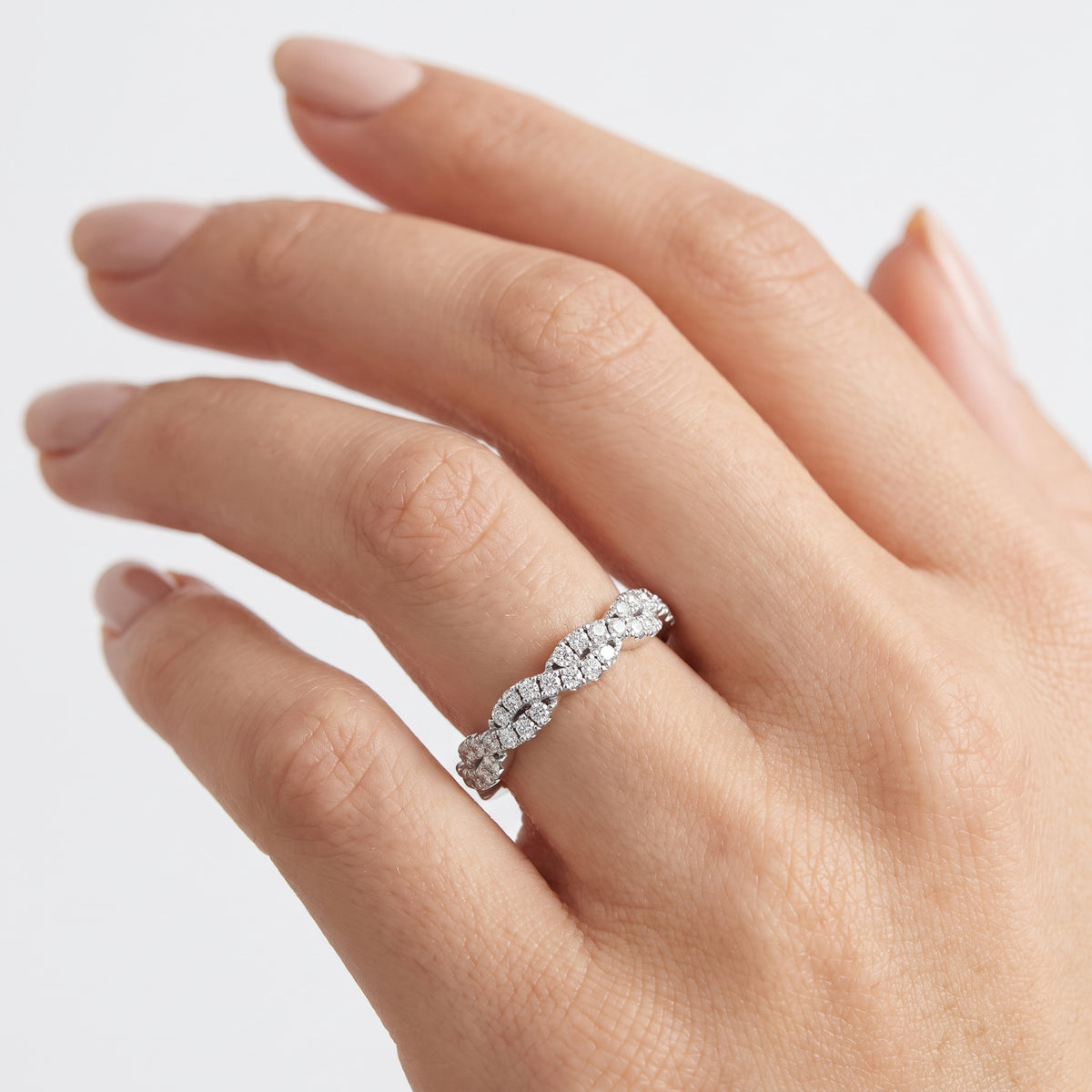 _lifestyle_image@SKU:R2616-NADR00019004W #metal_14k-white-gold+origin_lab-grown+quality_ef-vs2+
