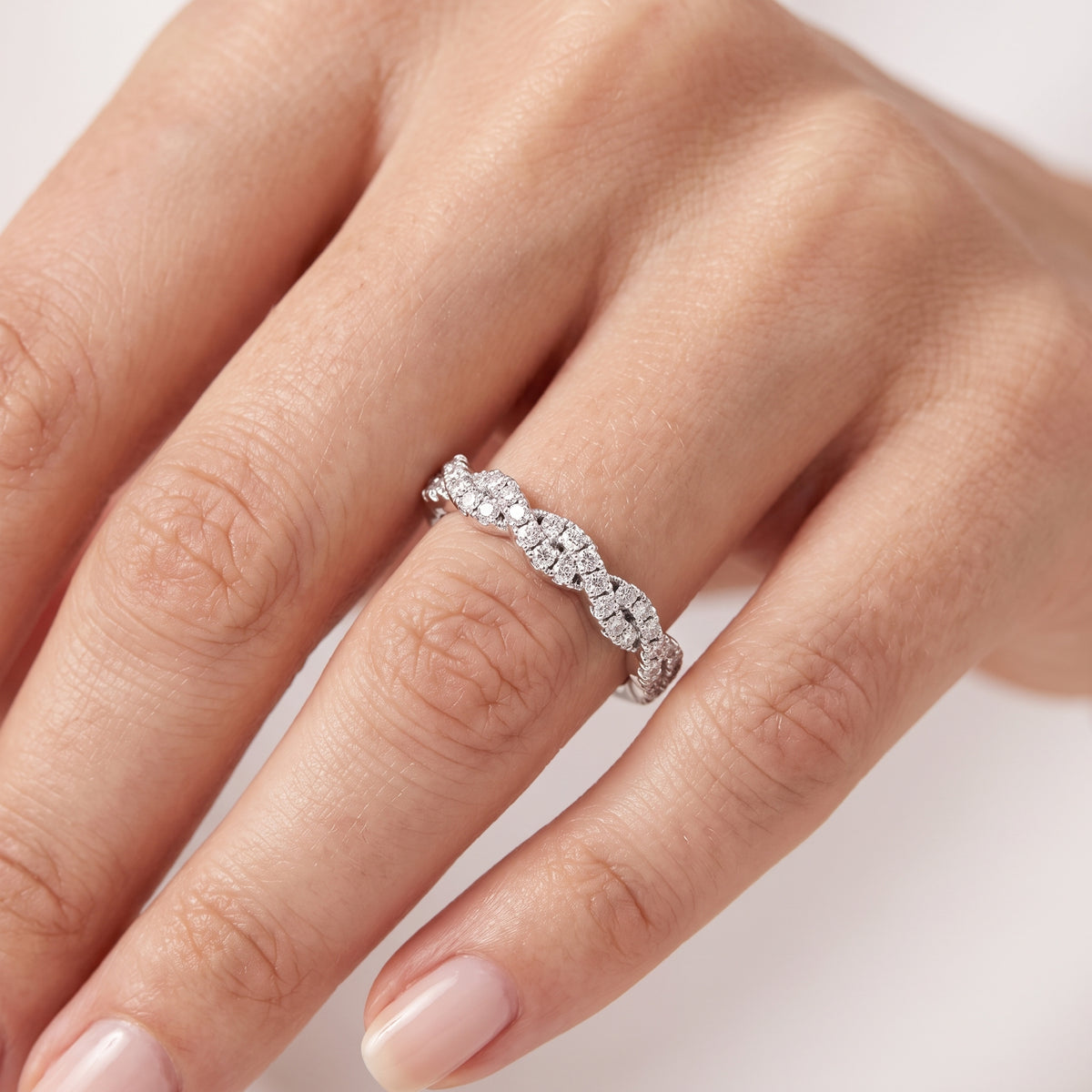 _lifestyle_image@SKU:R2616-LADR0001900DW #metal_silver+origin_lab-grown+quality_g-si