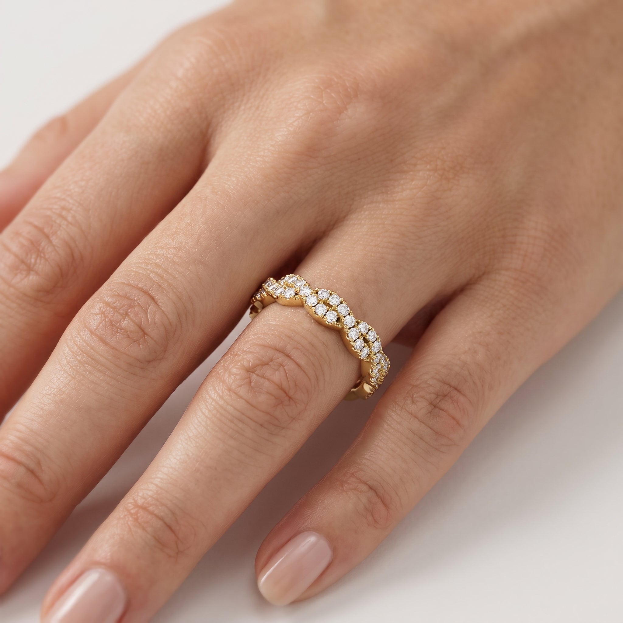 _lifestyle_image@SKU:R2616-LADR00019004Y #metal_10k-yellow-gold+origin_lab-grown+quality_g-si