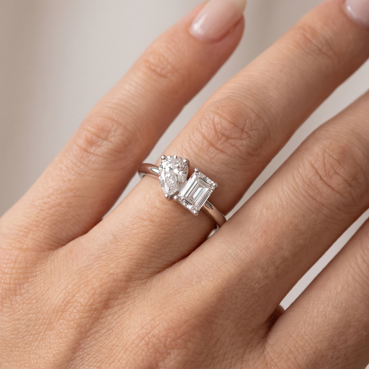 _lifestyle_image@SKU:R2632-LADE01280004W #metal_10k-white-gold+origin_lab-grown+quality_g-si