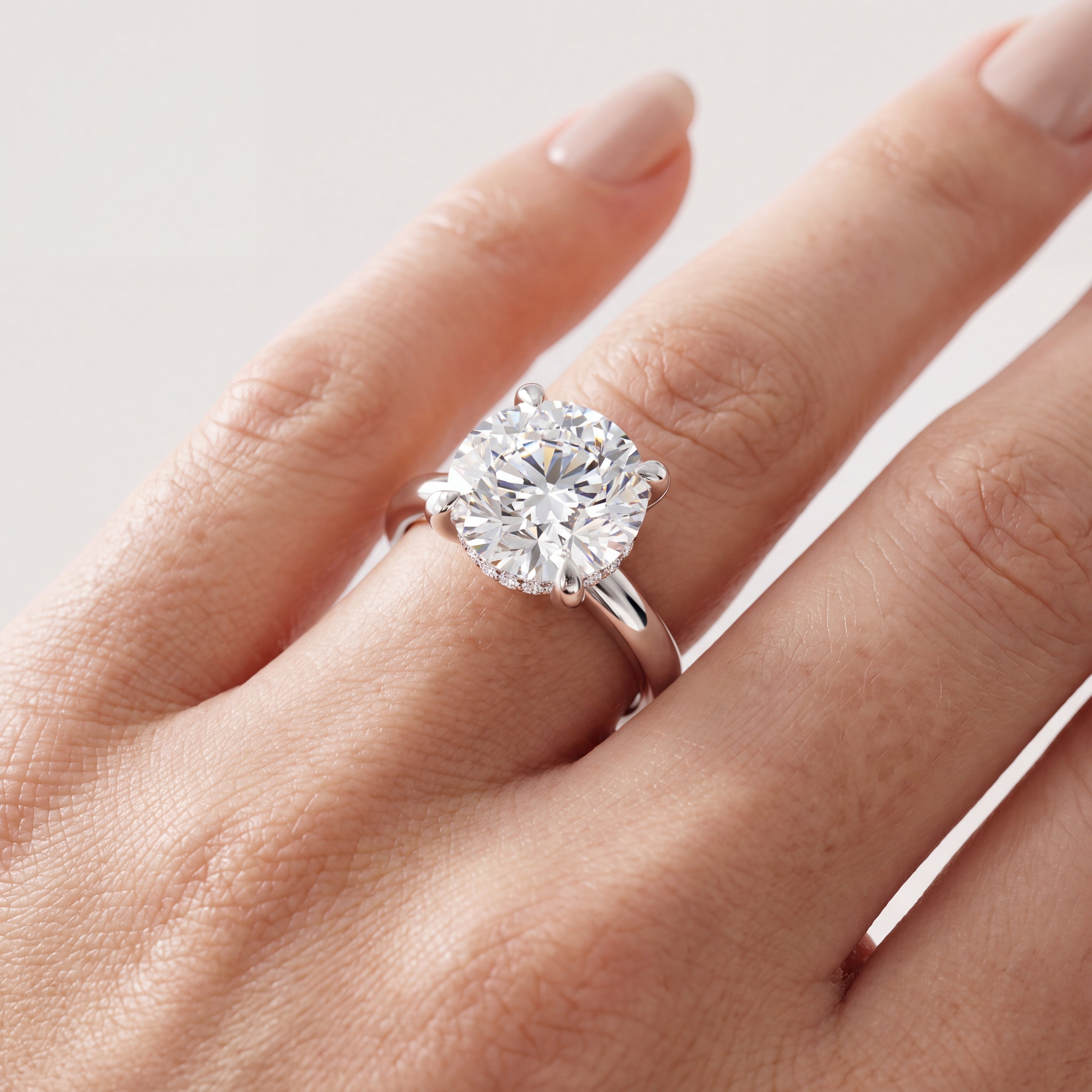 _lifestyle_image@SKU:R2634-LADR04000004W #metal_10k-white-gold+origin_lab-grown+quality_g-si