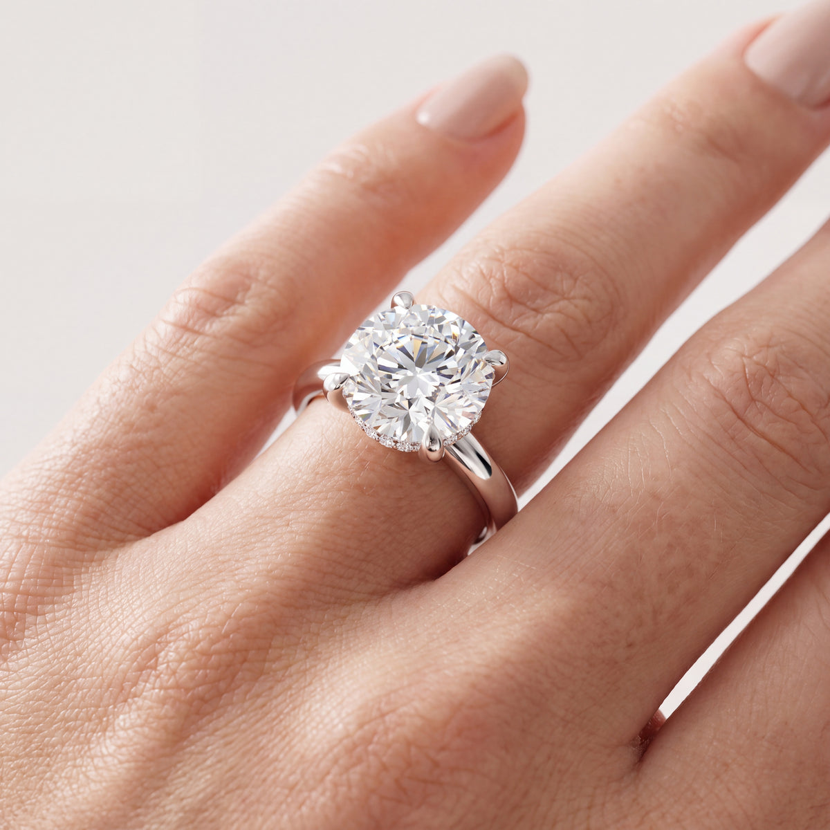 _lifestyle_image@SKU:R2634-NADR0400000PL #metal_platinum+origin_lab-grown+quality_ef-vs2+