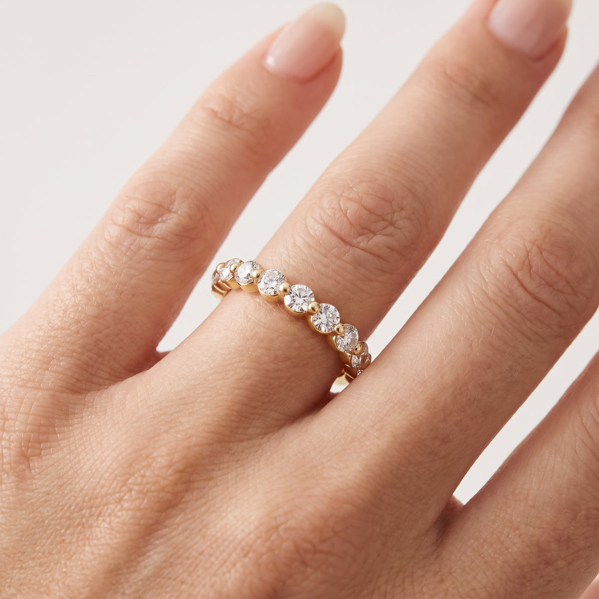_lifestyle_image@SKU:R3059-LADR01000004Y #metal_10k-yellow-gold+origin_lab-grown+quality_g-si