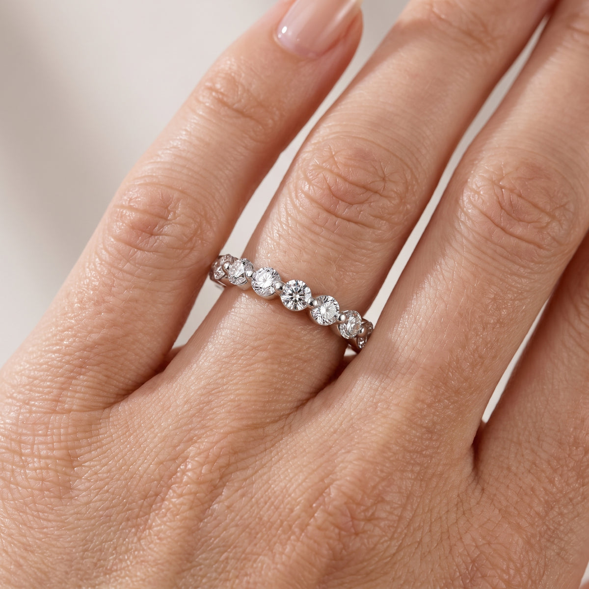 _lifestyle_image@SKU:R3059-NADR01000004W #metal_14k-white-gold+origin_lab-grown+quality_ef-vs2+