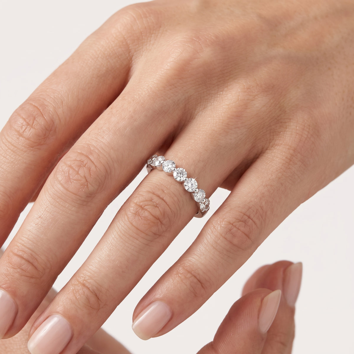 _lifestyle_image@SKU:R3504-LADR00500004W #metal_10k-white-gold+origin_lab-grown+quality_g-si