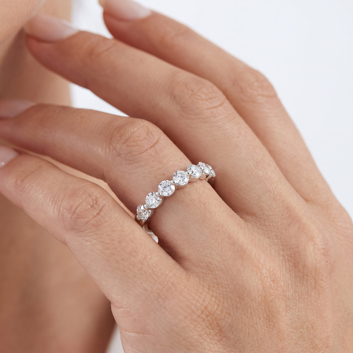 _lifestyle_image@SKU:R3504-NADR0050000PL #metal_platinum+origin_lab-grown+quality_ef-vs2+
