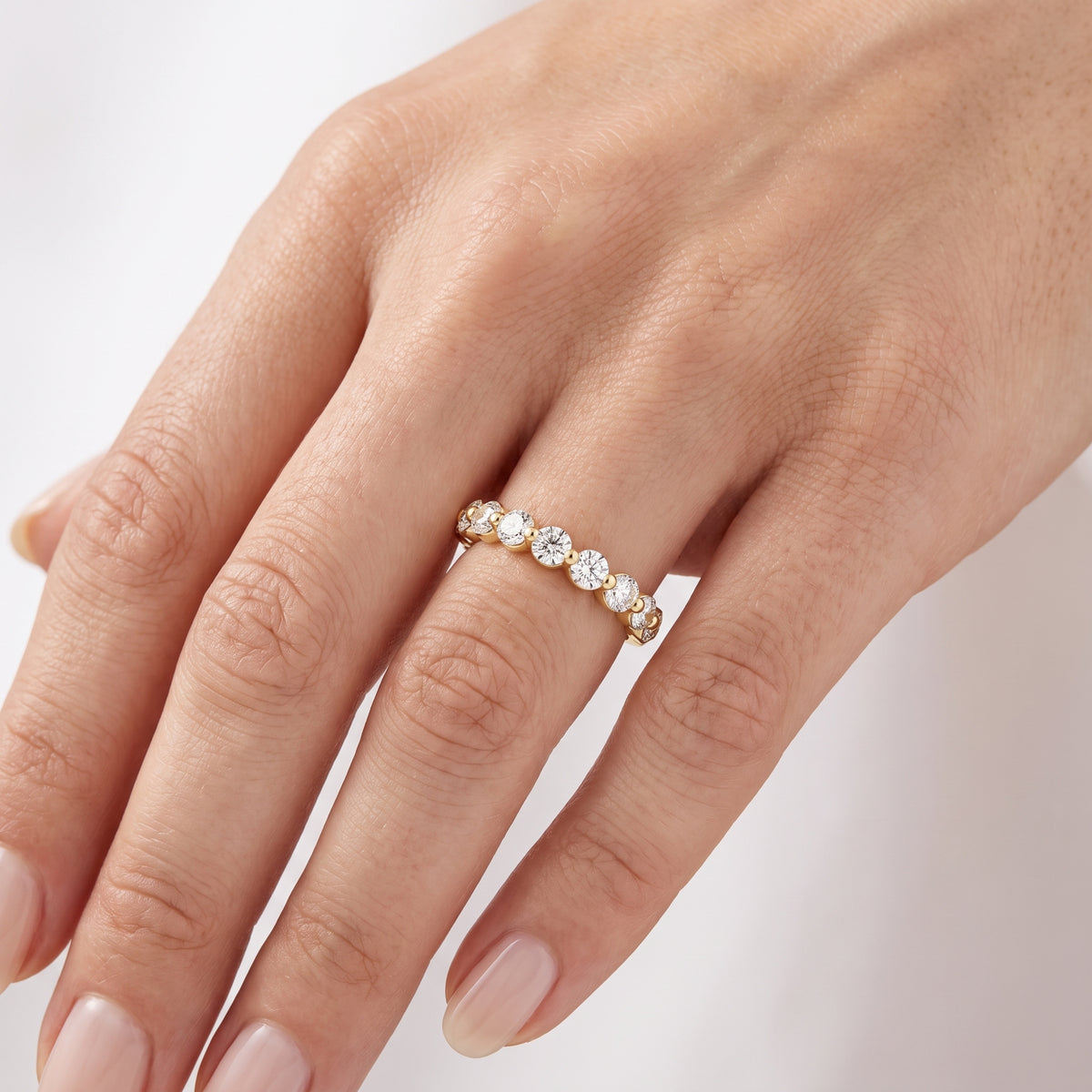 _lifestyle_image@SKU:R3505-LADR00700004Y #metal_10k-yellow-gold+origin_lab-grown+quality_g-si