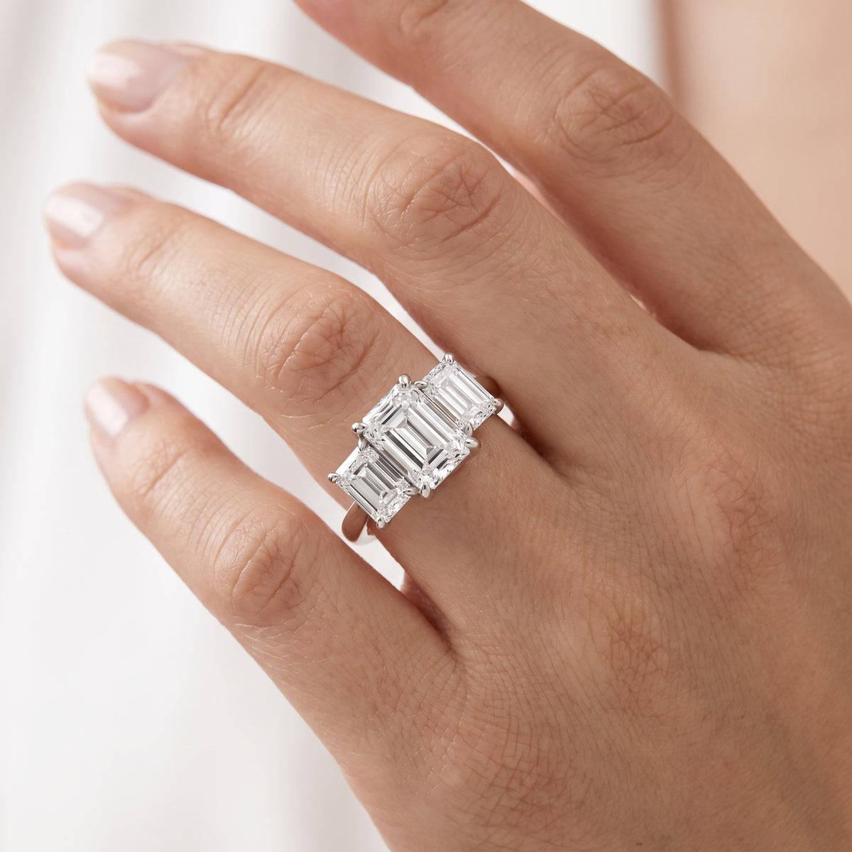 _lifestyle_image@SKU:R3657-LADE03000004W #metal_10k-white-gold+origin_lab-grown+quality_g-si