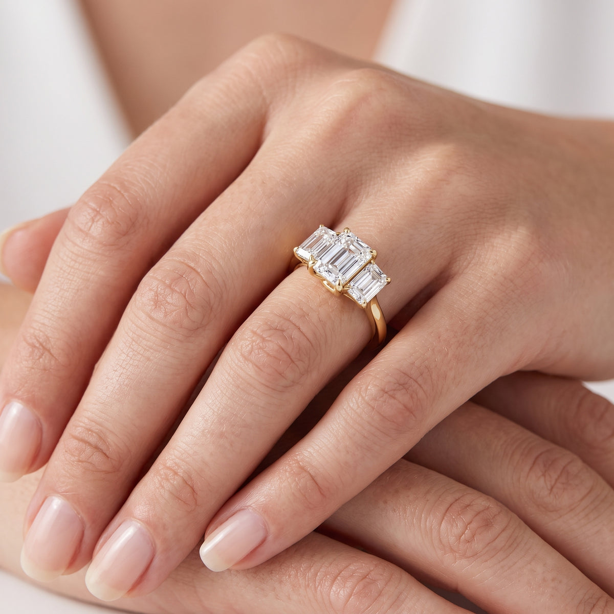 _lifestyle_image@SKU:R3657-LADE03000004Y #metal_10k-yellow-gold+origin_lab-grown+quality_g-si