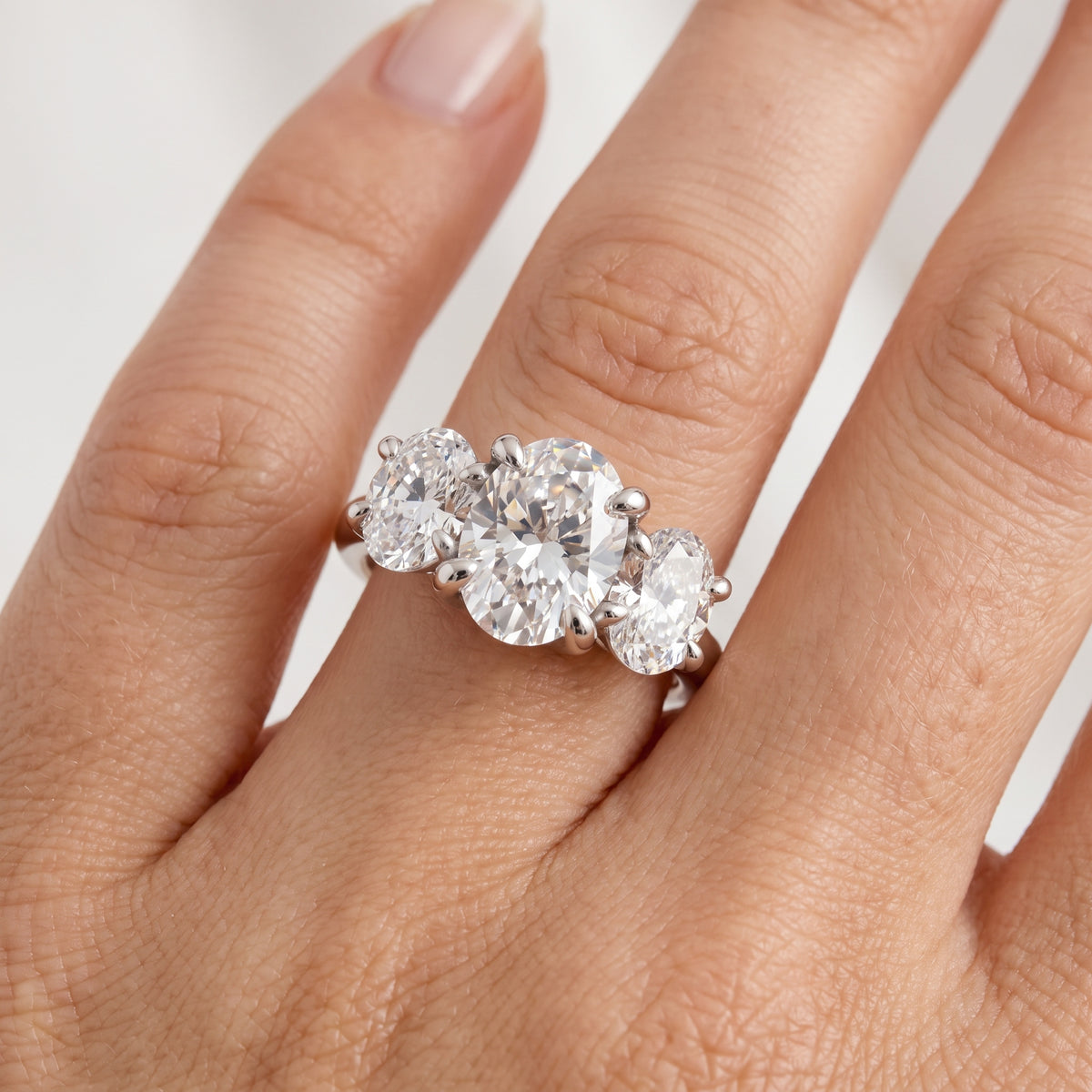 _lifestyle_image@SKU:R3657-LADO03000004W #metal_10k-white-gold+origin_lab-grown+quality_g-si
