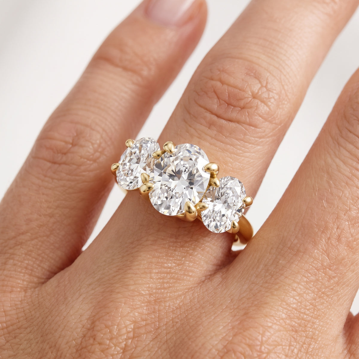 _lifestyle_image@SKU:R3657-LADO03000004Y #metal_10k-yellow-gold+origin_lab-grown+quality_g-si