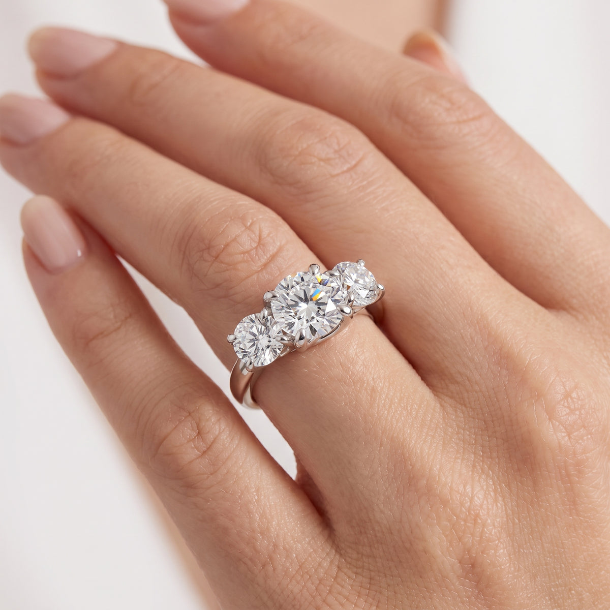 _lifestyle_image@SKU:R3657-LADR03000004W #metal_10k-white-gold+origin_lab-grown+quality_g-si