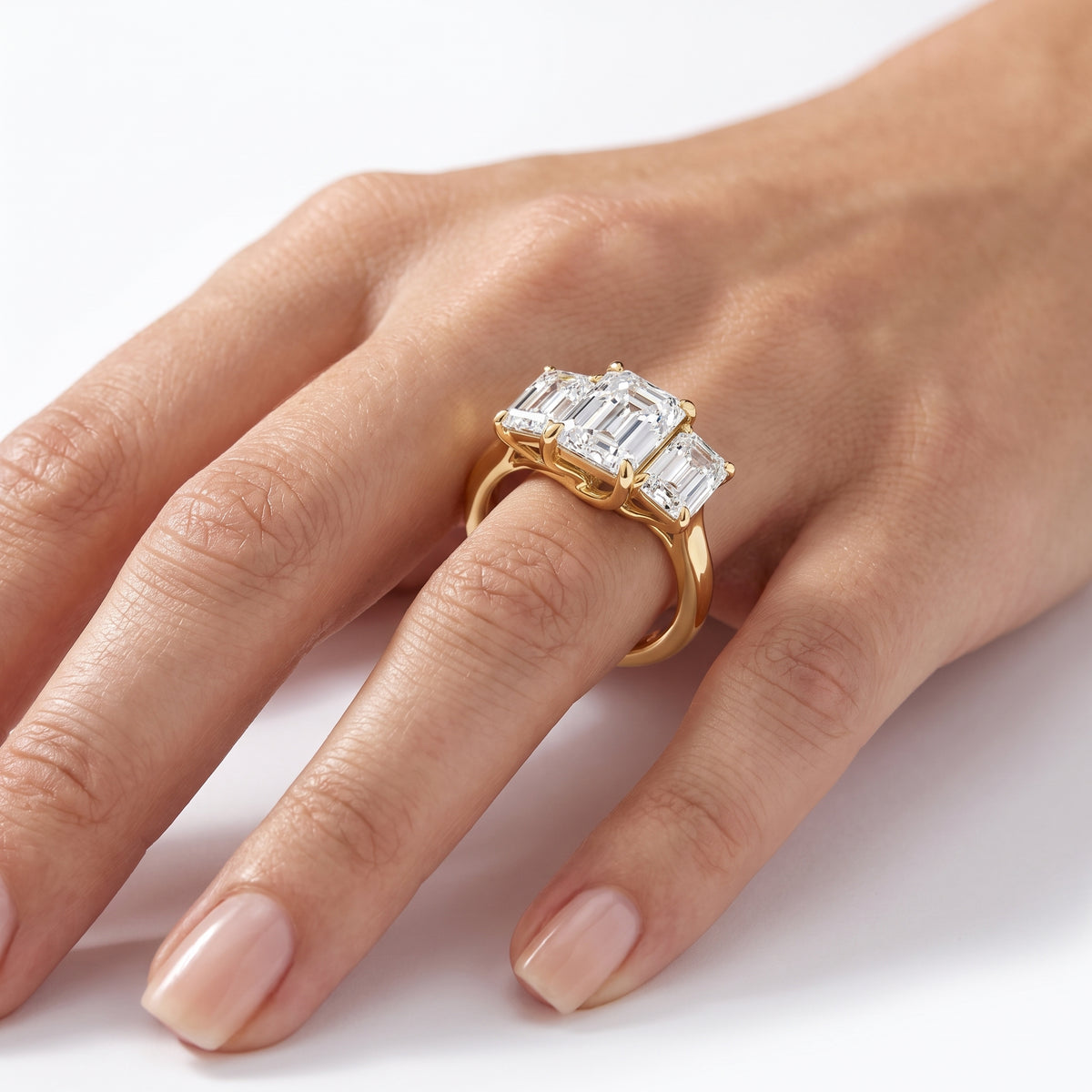_lifestyle_image@SKU:R3657-NADE03000004Y #metal_14k-yellow-gold+origin_lab-grown+quality_ef-vs2+