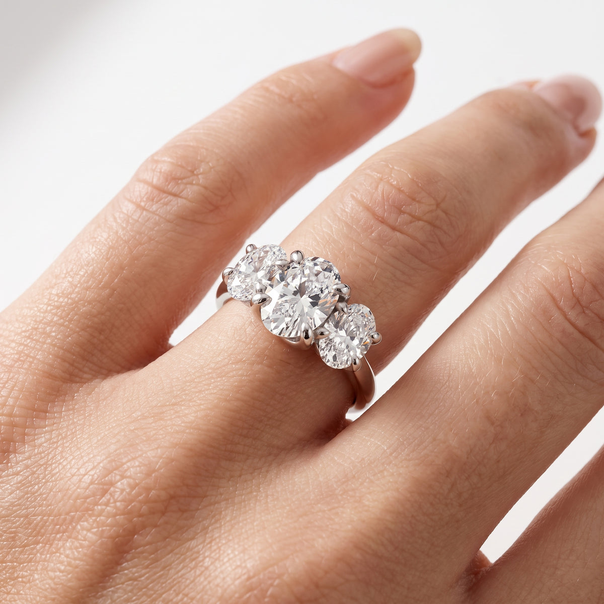 _lifestyle_image@SKU:R3657-NADO03000004W #metal_14k-white-gold+origin_lab-grown+quality_ef-vs2+