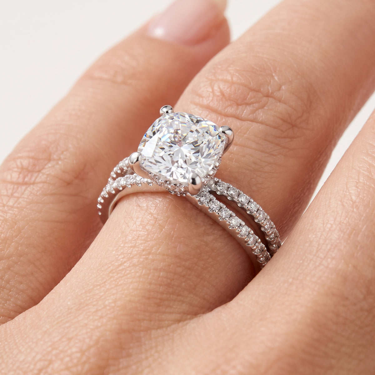 _lifestyle_image@SKU:R4118-LADC01000004W #metal_10k-white-gold+origin_lab-grown+quality_g-si