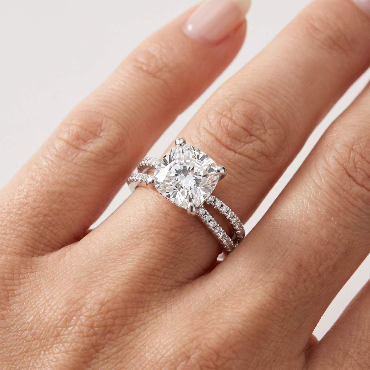 _lifestyle_image@SKU:R4118-LADC02000004W #metal_10k-white-gold+origin_lab-grown+quality_g-si