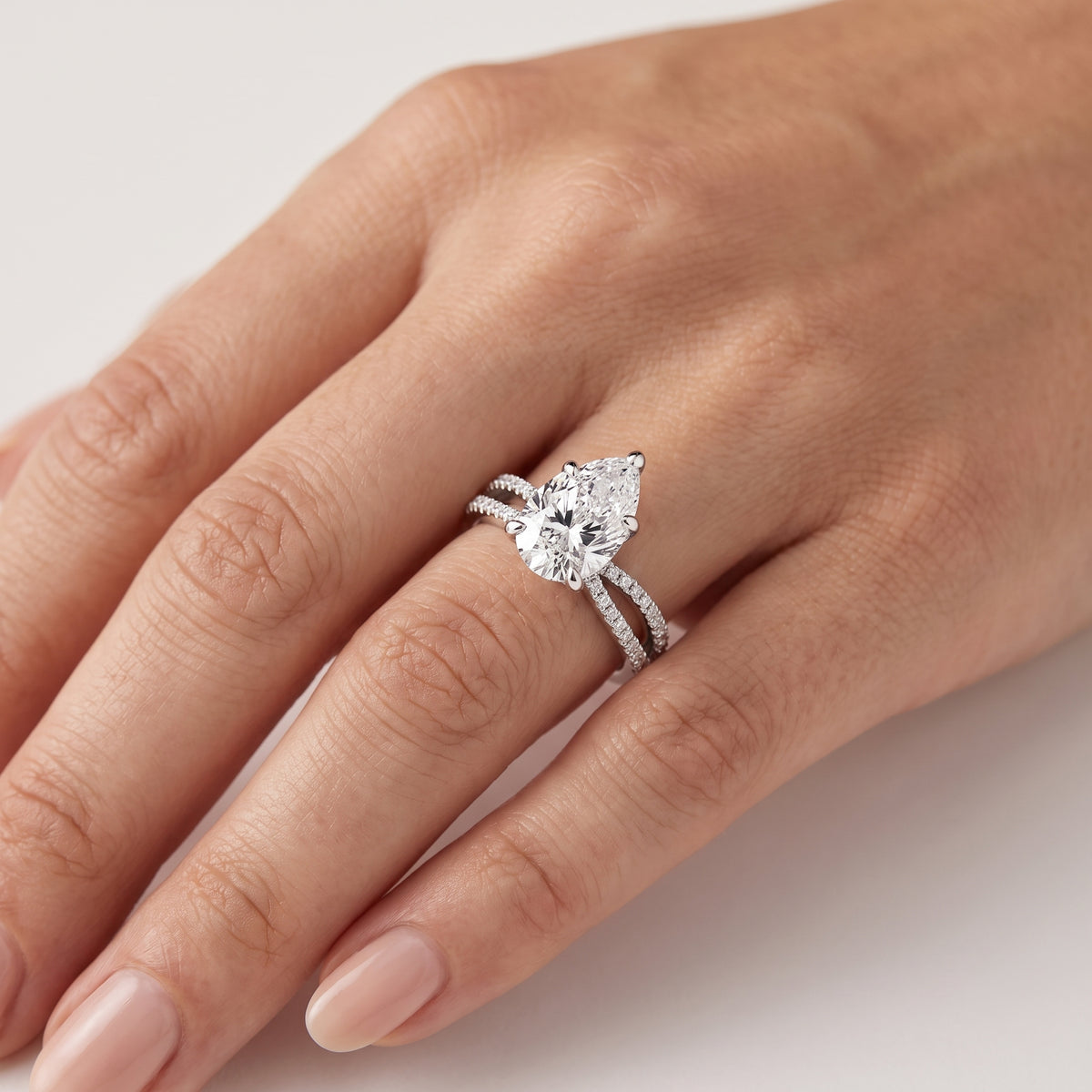 _lifestyle_image@SKU:R4118-LADD02000004W #metal_10k-white-gold+origin_lab-grown+quality_g-si