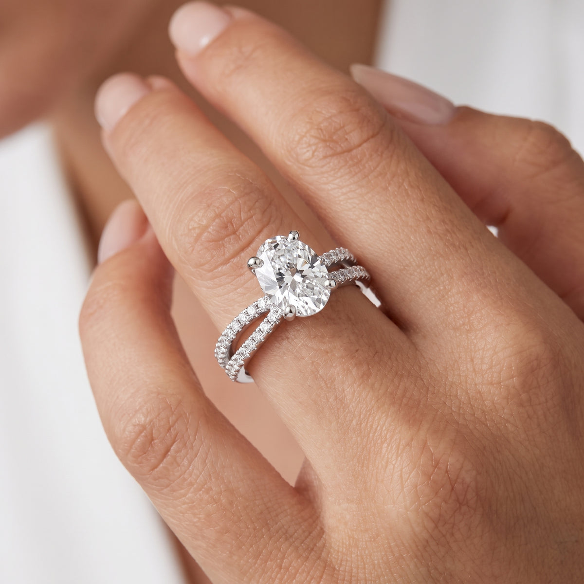 _lifestyle_image@SKU:R4118-LADO01000004W #metal_10k-white-gold+origin_lab-grown+quality_g-si