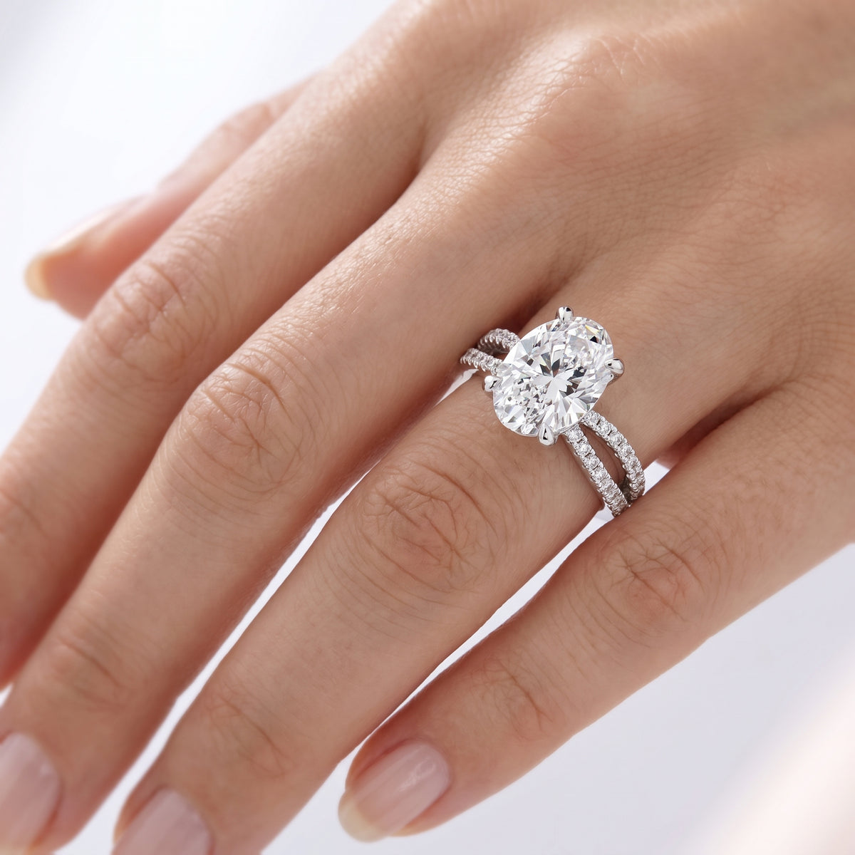 _lifestyle_image@SKU:R4118-LADO02000004W #metal_10k-white-gold+origin_lab-grown+quality_g-si