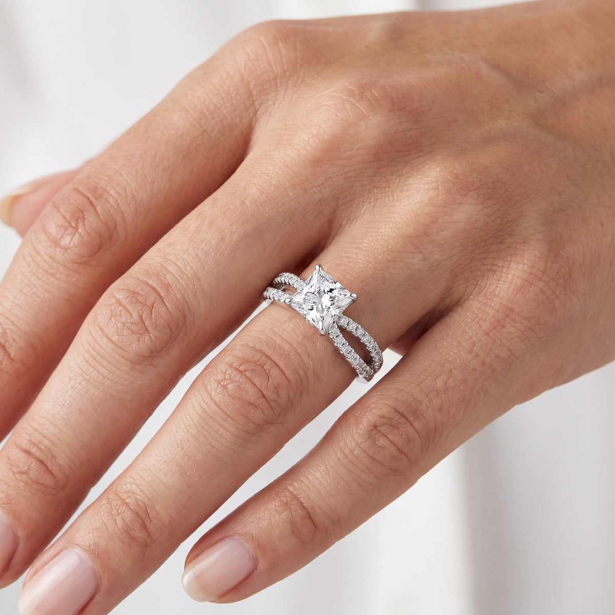 _lifestyle_image@SKU:R4118-LADP01000004W #metal_10k-white-gold+origin_lab-grown+quality_g-si