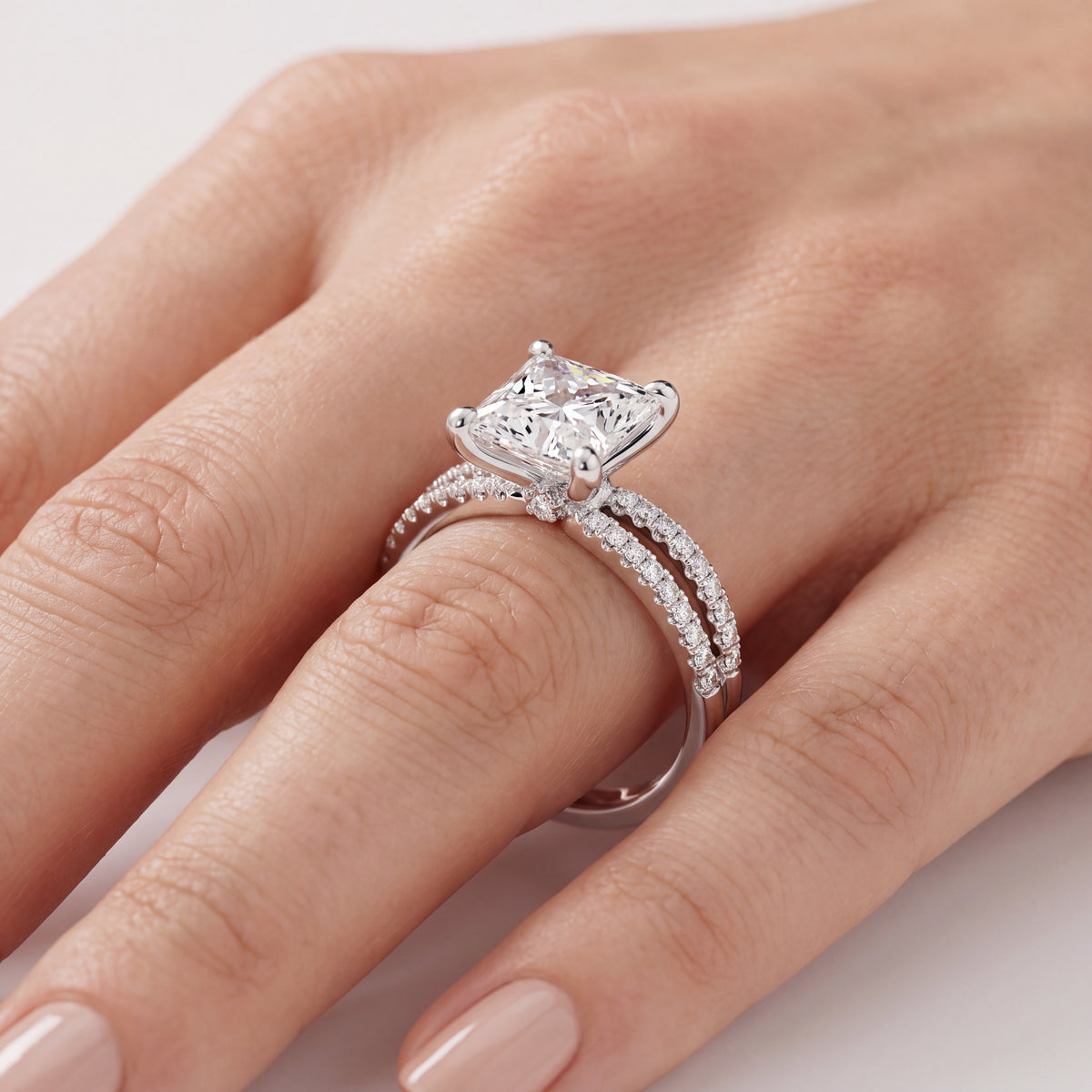 _lifestyle_image@SKU:R4118-LADP02000004W #metal_10k-white-gold+origin_lab-grown+quality_g-si