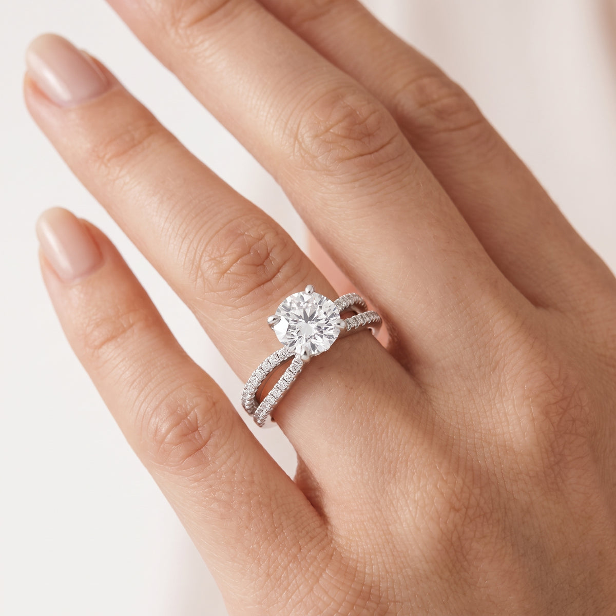 _lifestyle_image@SKU:R4118-LADR01000004W #metal_10k-white-gold+origin_lab-grown+quality_g-si