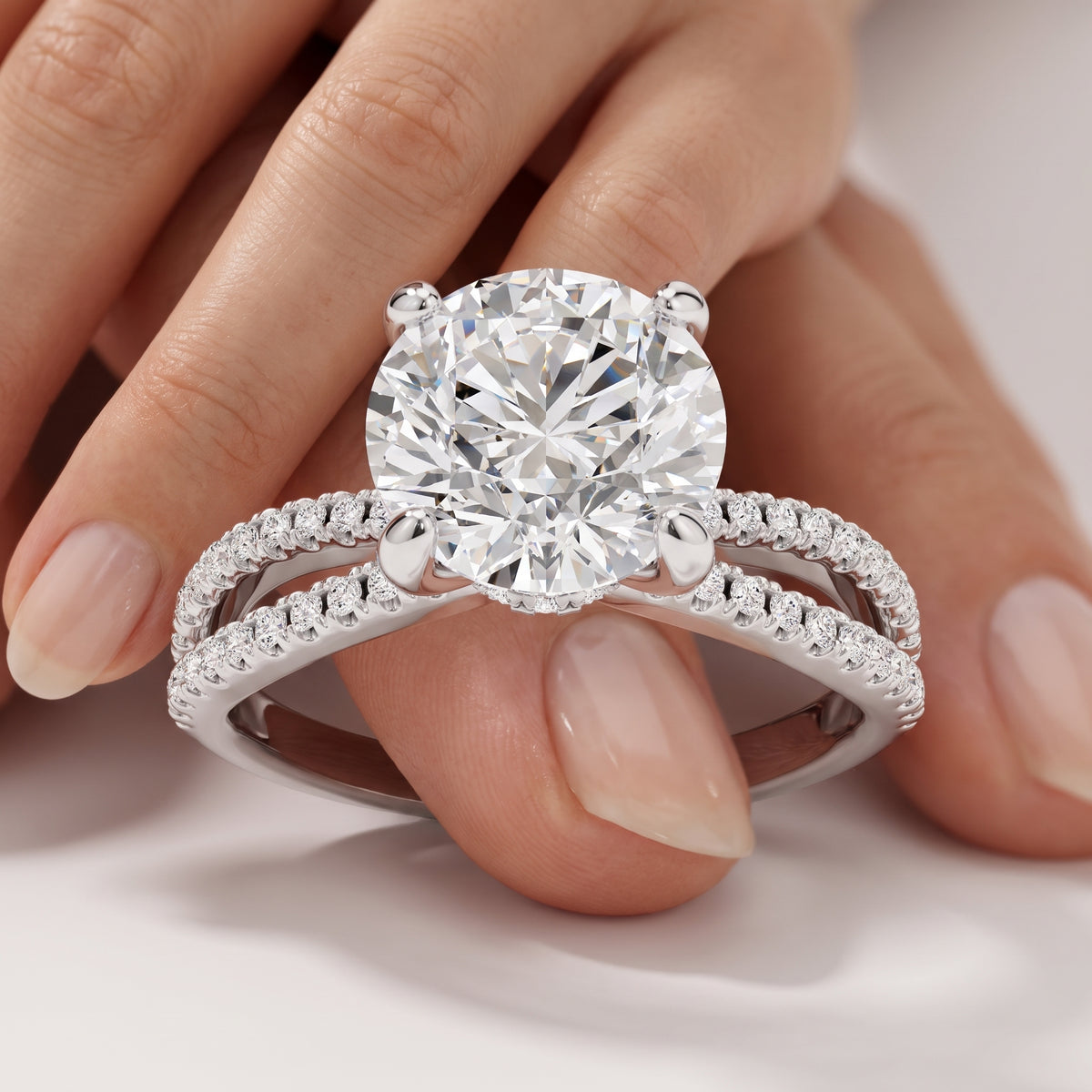 _lifestyle_image@SKU:R4118-LADR02000004W #metal_10k-white-gold+origin_lab-grown+quality_g-si