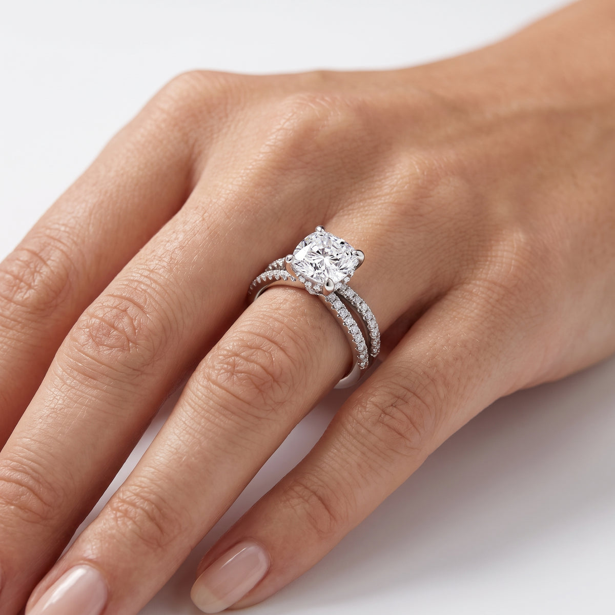 _lifestyle_image@SKU:R4118-NADC0100000PL #metal_platinum+origin_lab-grown+quality_ef-vs2+