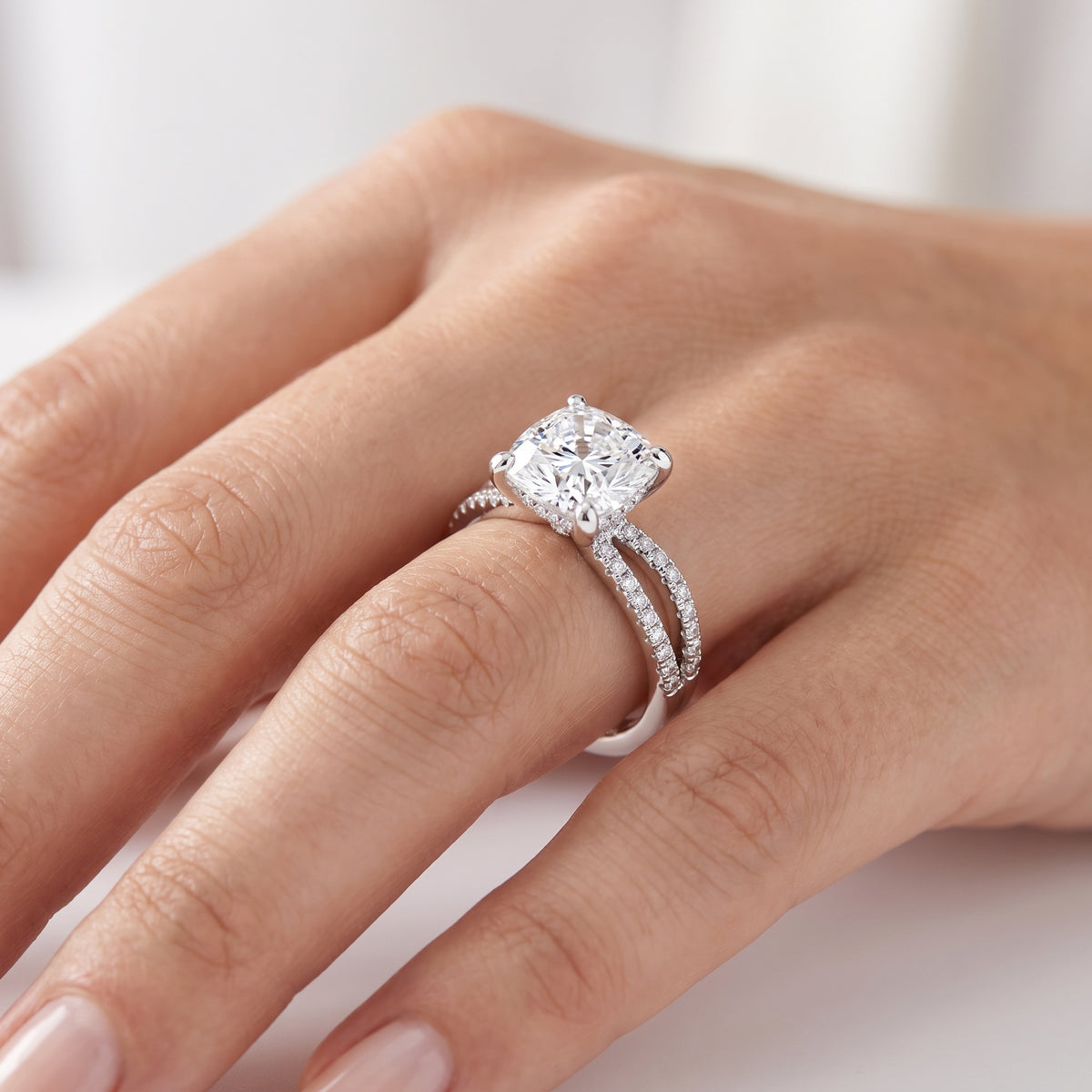 _lifestyle_image@SKU:R4118-NADC02000004W #metal_14k-white-gold+origin_lab-grown+quality_ef-vs2+