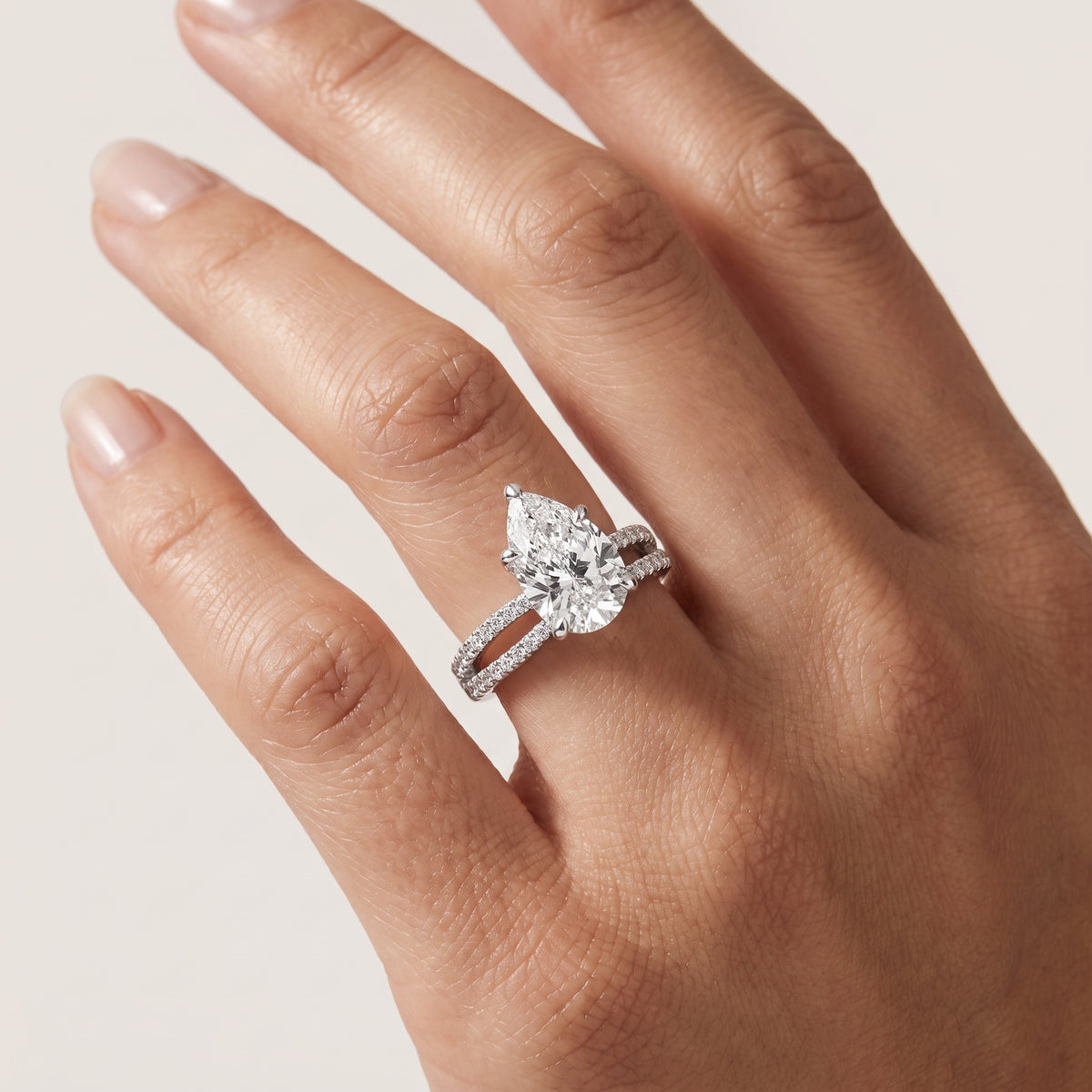_lifestyle_image@SKU:R4118-NADD02000004W #metal_14k-white-gold+origin_lab-grown+quality_ef-vs2+